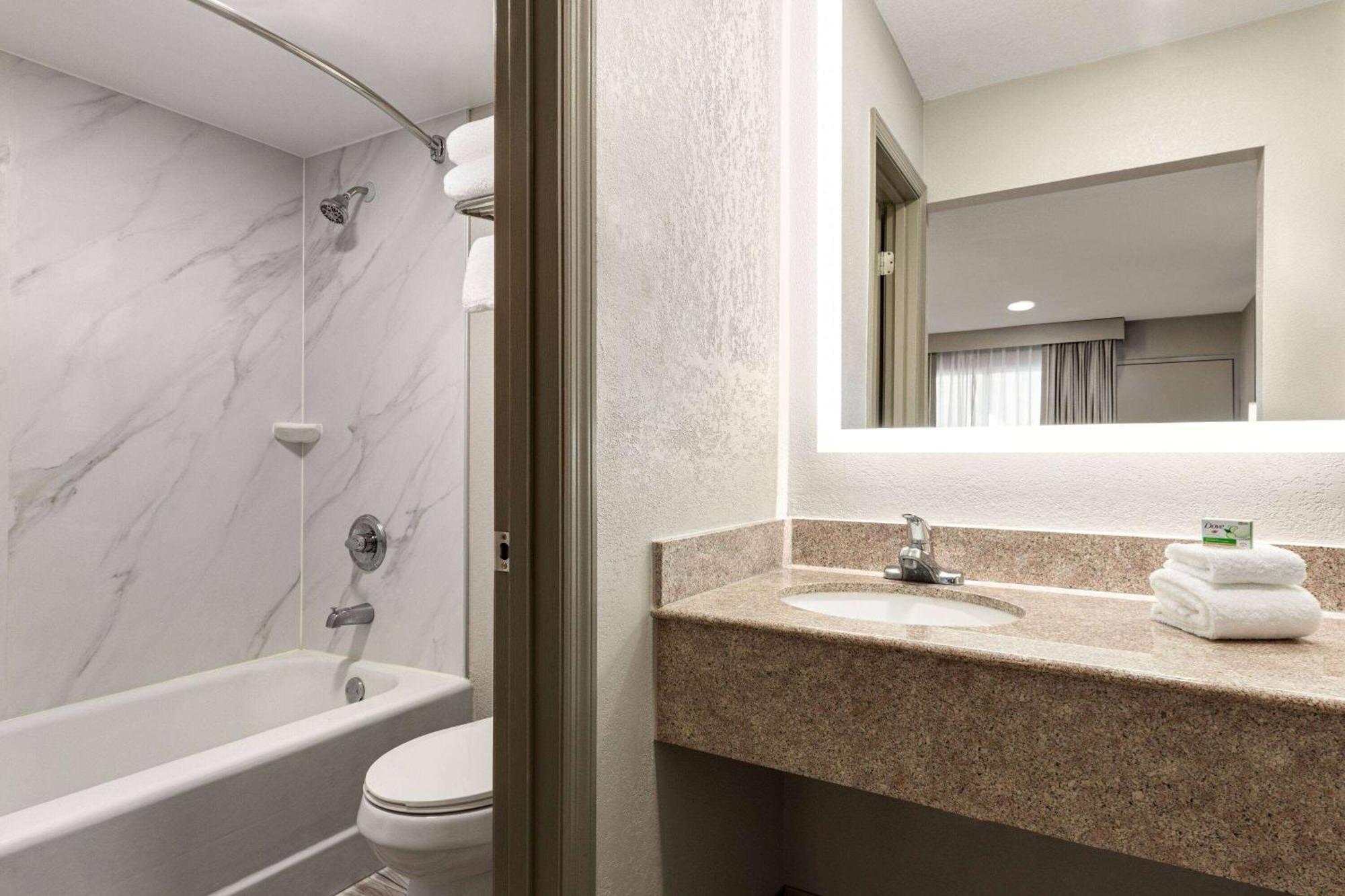 Baymont By Wyndham Emporia Va Hotel Luaran gambar